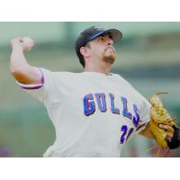 Paul Nardozzi pitching for the Newport Gulls